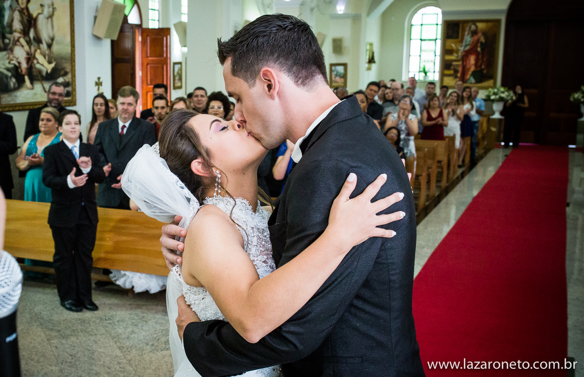Beijo dos noivos emocionados em Itatinga, casamento próximo a Botucatu