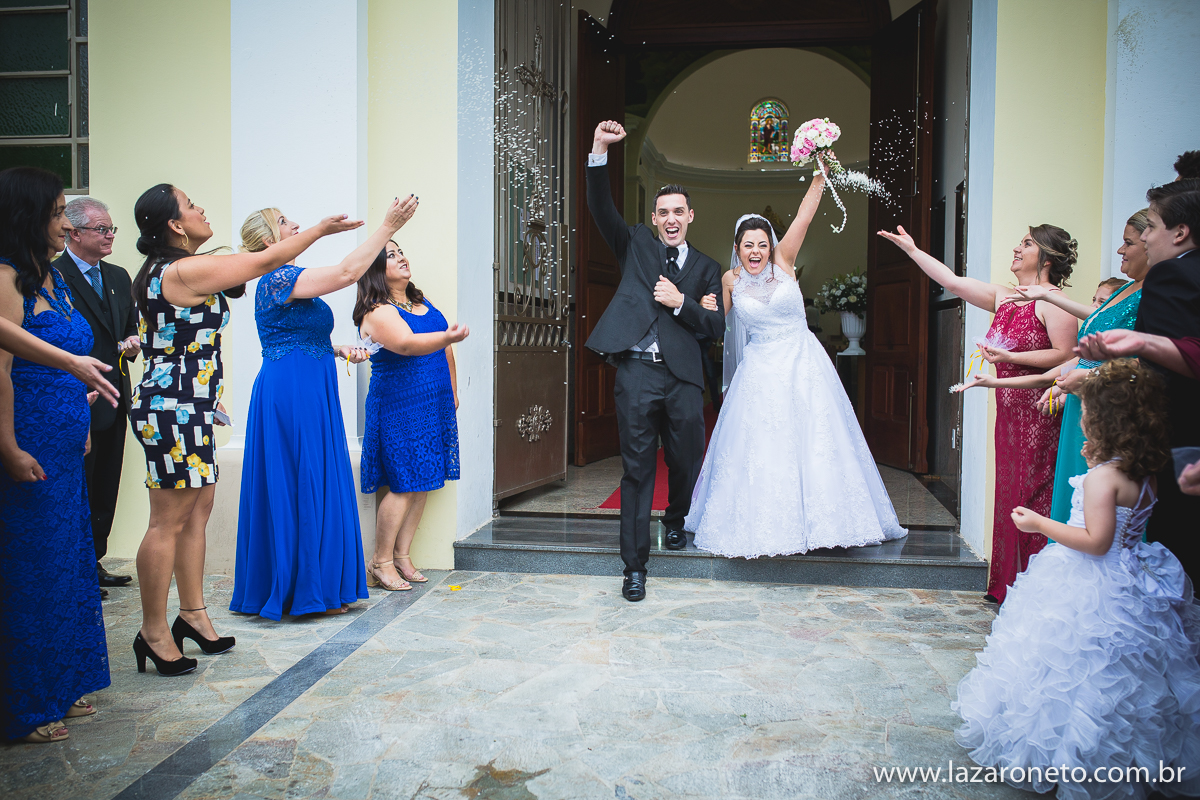 noivos vibram em saída da Igreja Matriz em Itatinga, Botucatu, avare