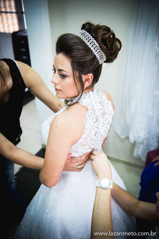 noiva quase pronta para casamento em itatinga