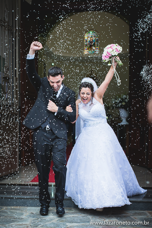 Saída emocionante dos noivos após casamento em Itatinga, botucatu, avare