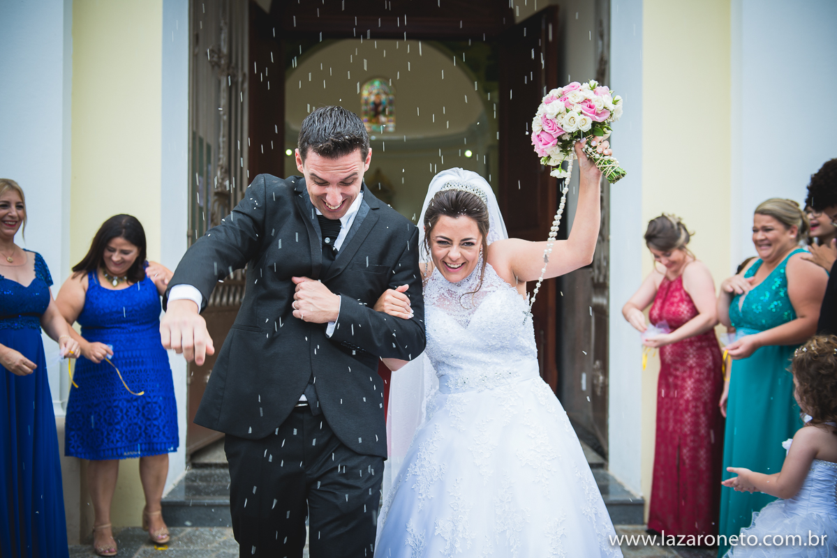 noivos saem do casamento em Itatinga, avare, Pardinho
