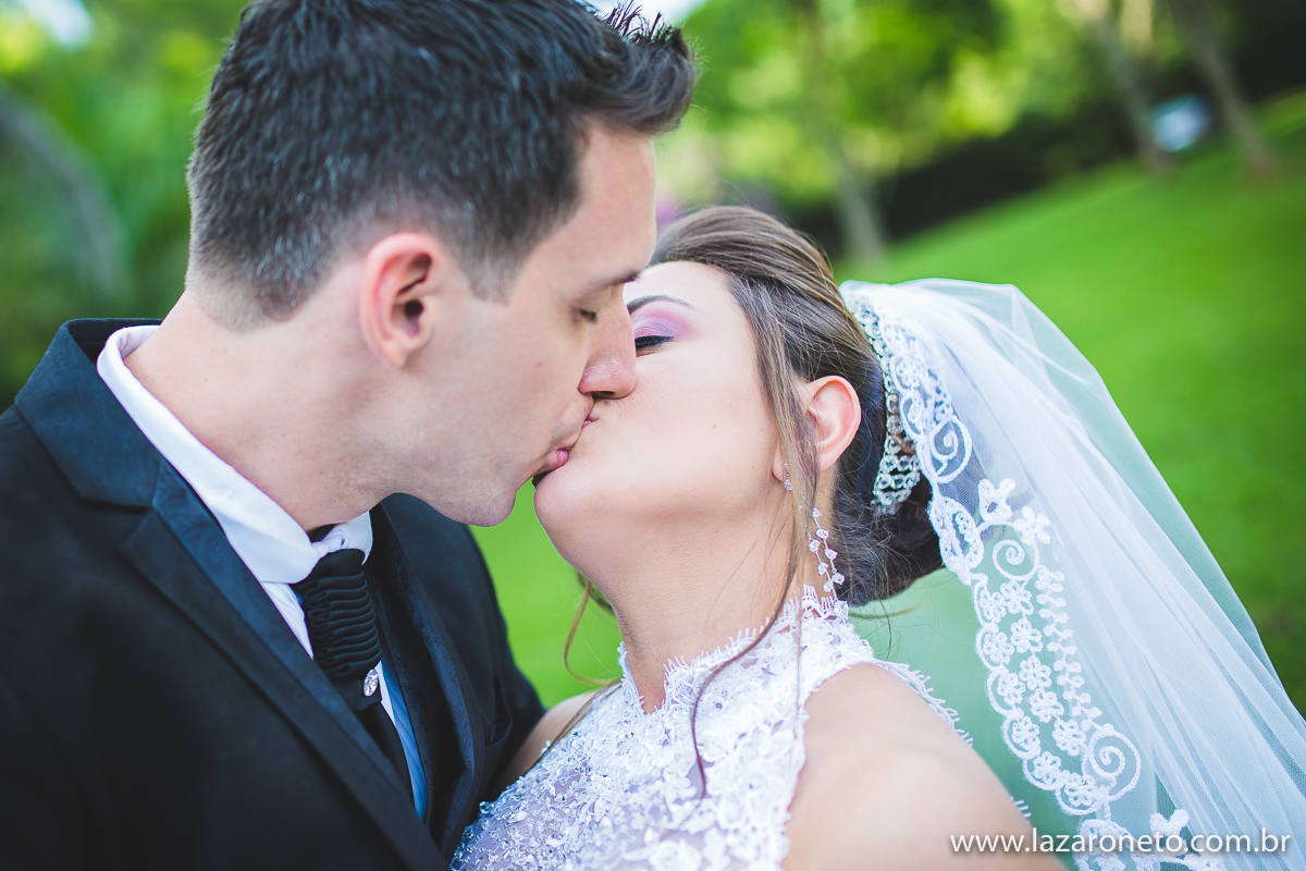 beijo dos noivos após casamento em Itatinga, Botucatu, Avaré, Pardinho