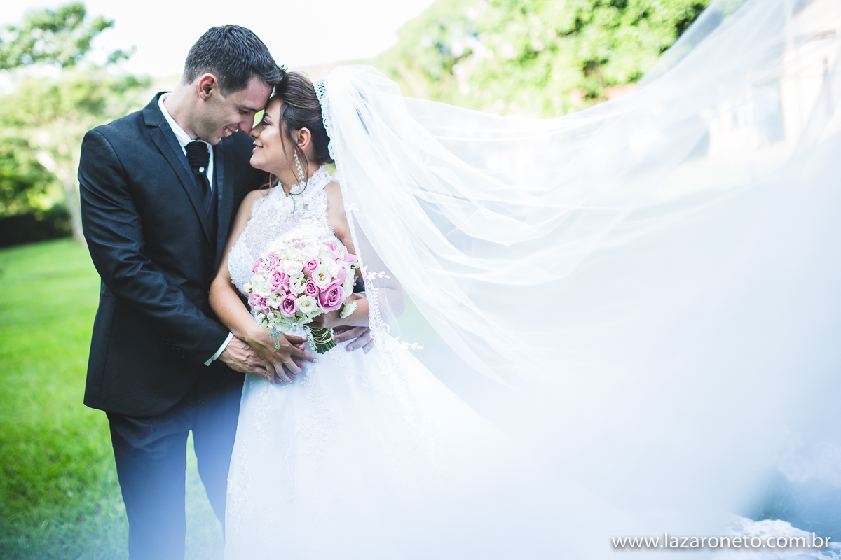 Foto linda dos noivos após Casamento em Itatinga