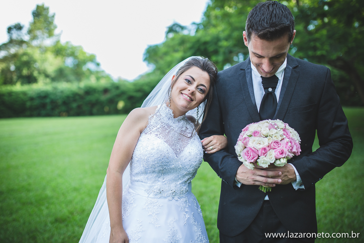 noivo com  buquê em Itatinga após casamento
