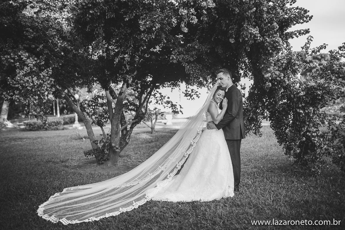foto preto e branco dos noivos após casamento em Itatinga próximo a Botucatu