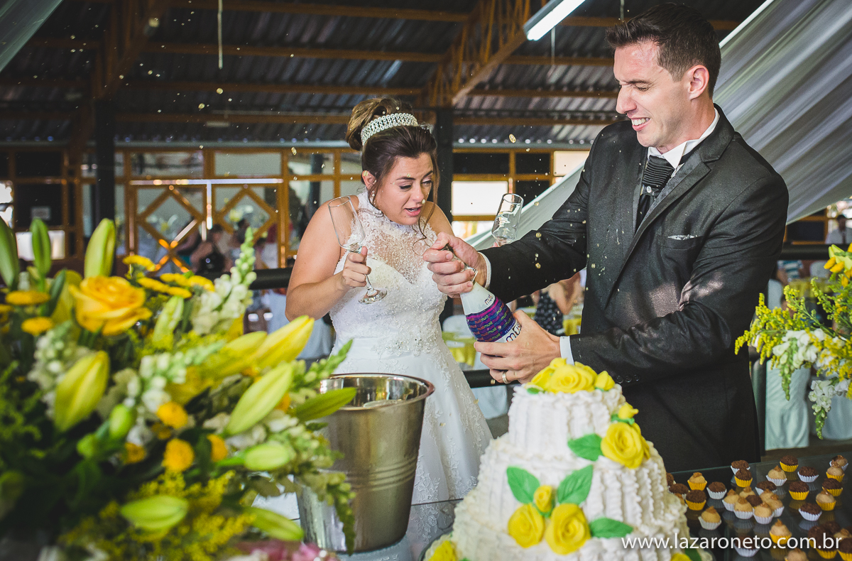 Foto brinde dos noivos em festa em Itatinga próximo  Botucatu