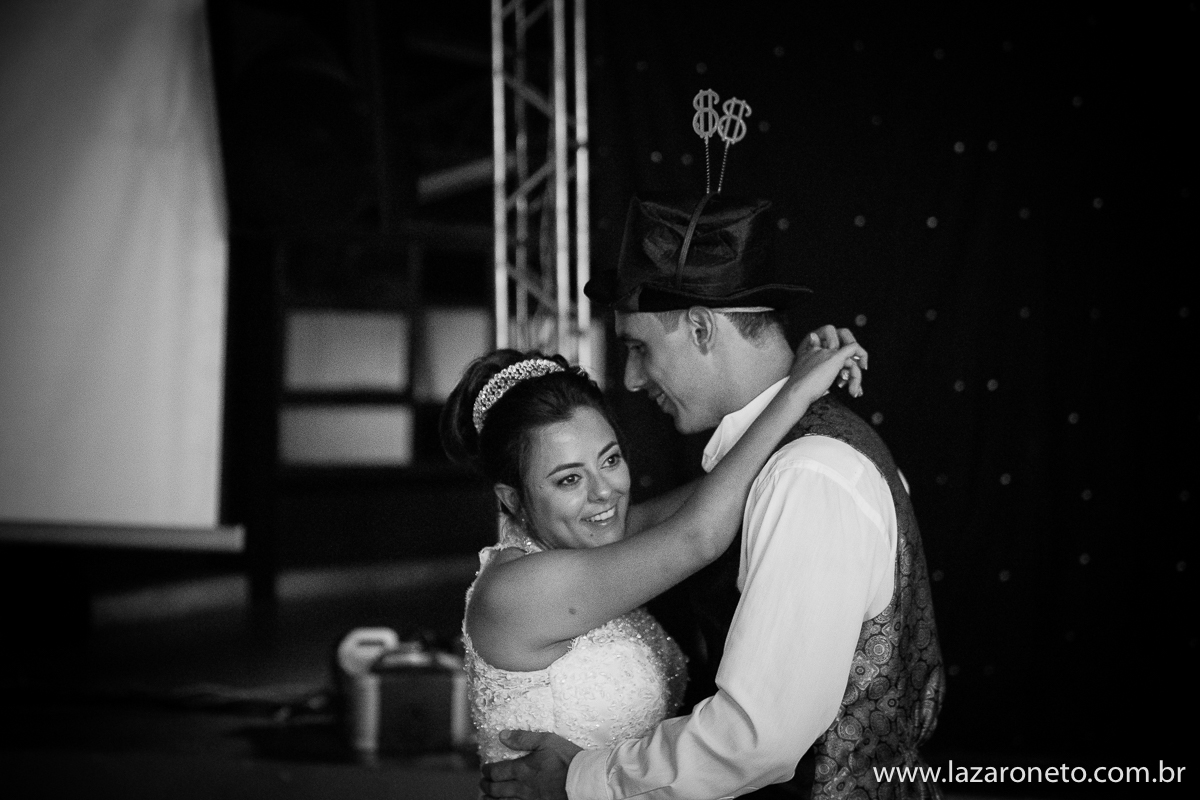 foto preto e branco dos noivos em Itatinganoi