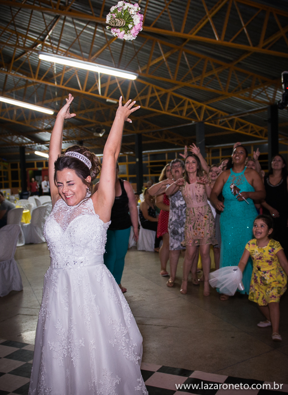 noiva joga  buquê em casamento na cidade de Itatinga