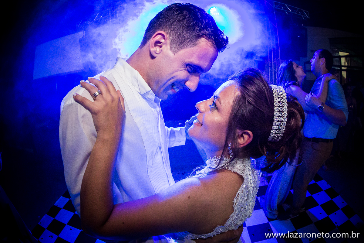 noivos dançam em festa em Itatinga - SP
