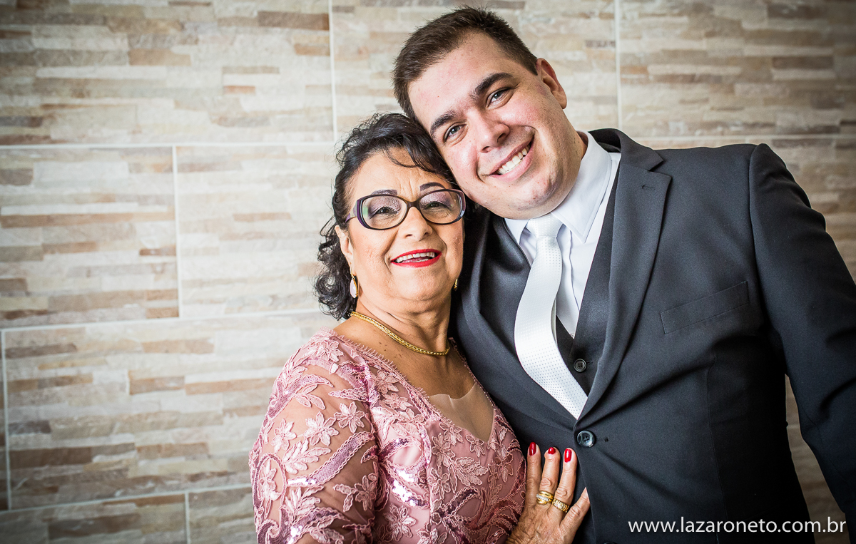 noivo feliz em Itatinga