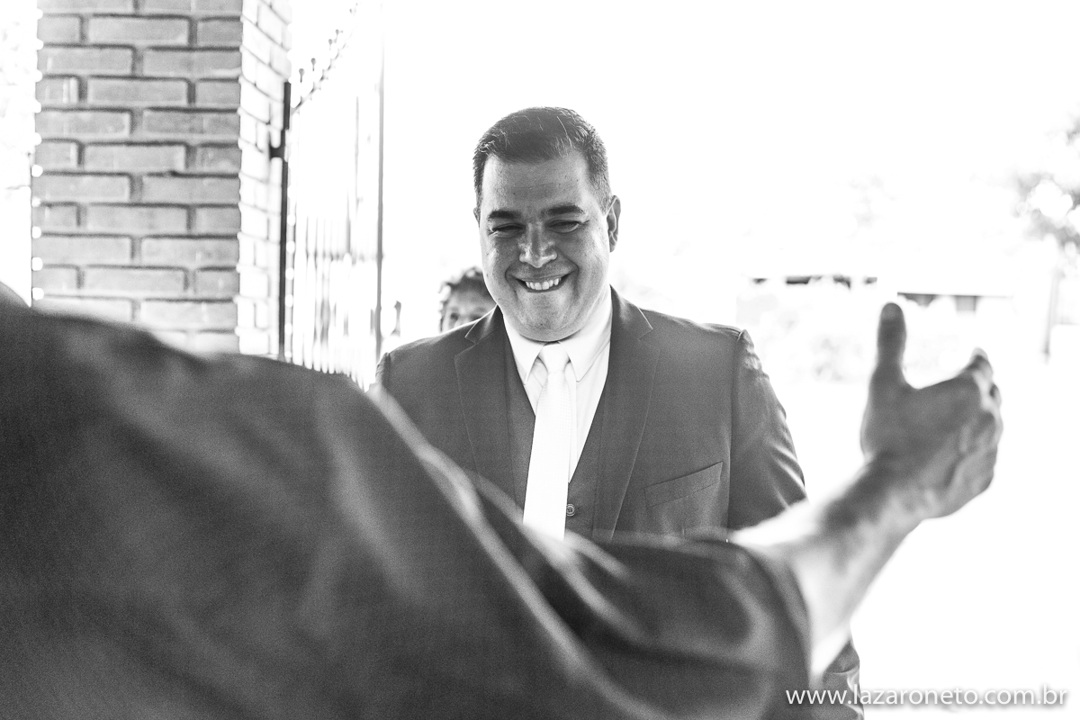 noivo chega na Igreja em Itatinga