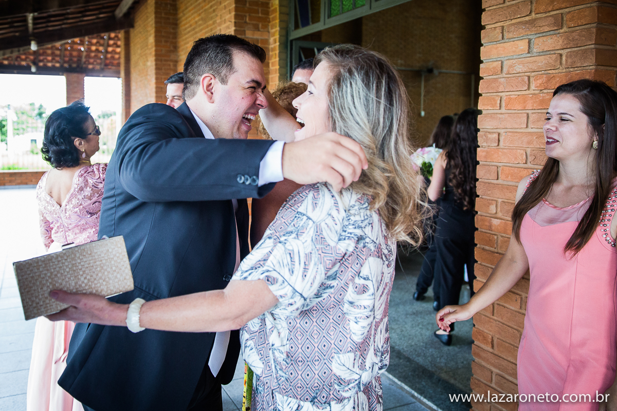noivo feliz e fotografo de casamento registra em Botucatu