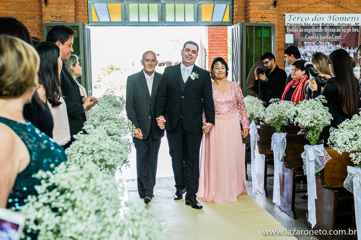 noivo entrando na igreja e fotografo de casamento em Itatinga, Botucatu