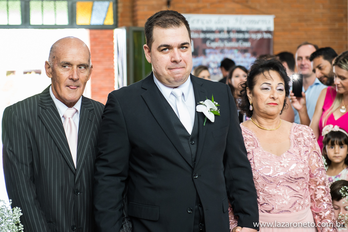 noivo entra feliz fotografo de casamento pega momento em Itatinga, Botucatu