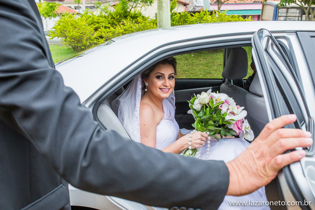 Noiva em carro para casamento e fotografo em Botucatu