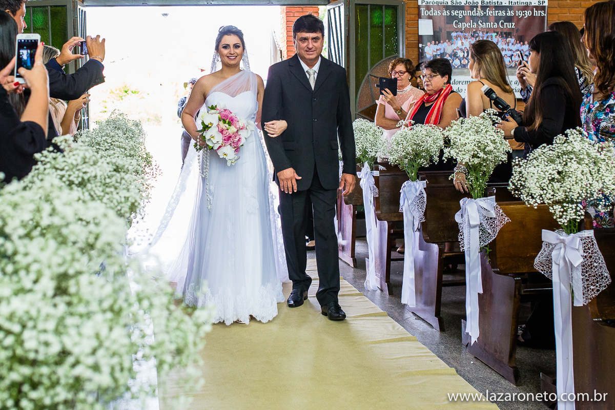 noiva entrada na igreja e fotografo de casamento Itatinga, Botucatu