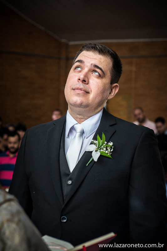 Noivo fotografado em Casamento