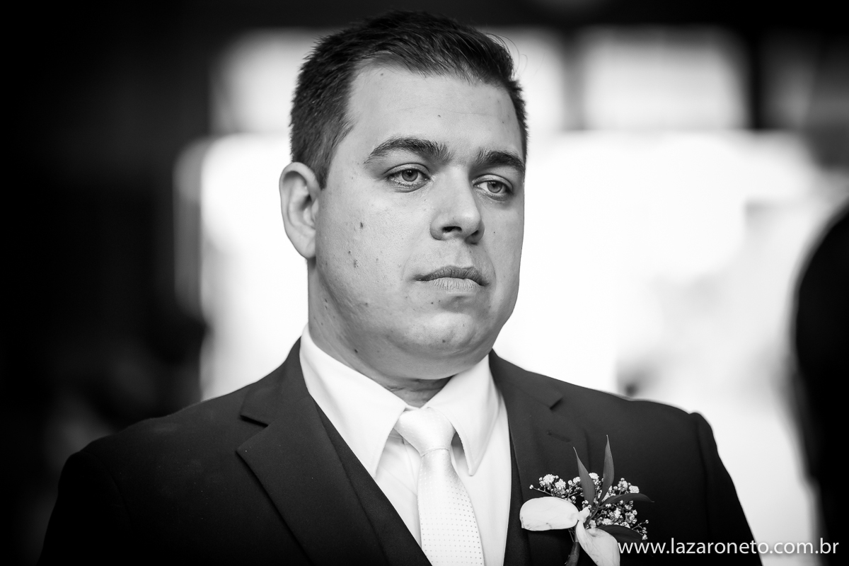 noivo no altar fotografado em Itatinga, Botucatu