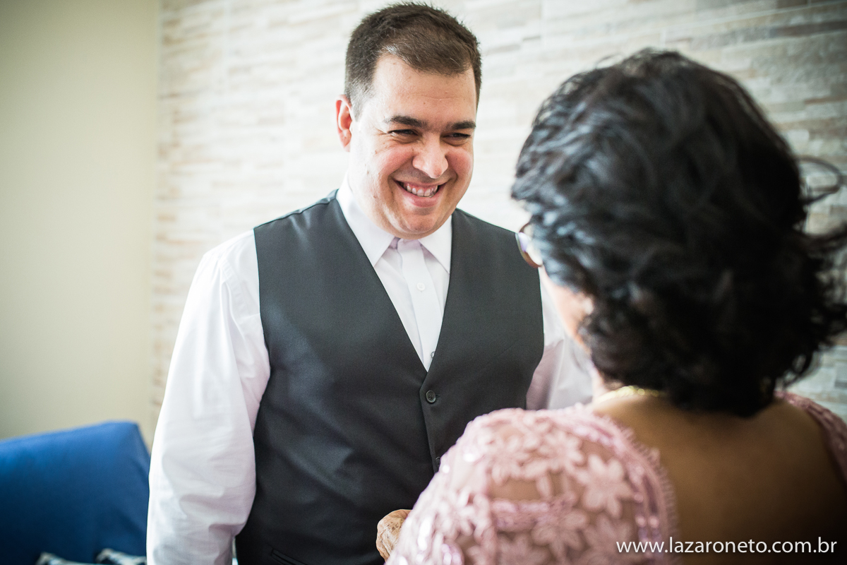 noivo emocionado em Itatinga