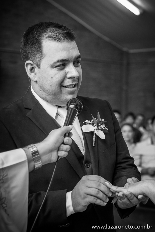 noivo coloca aliança Casamento, fotografo Itatinga, Botucatu, avaré