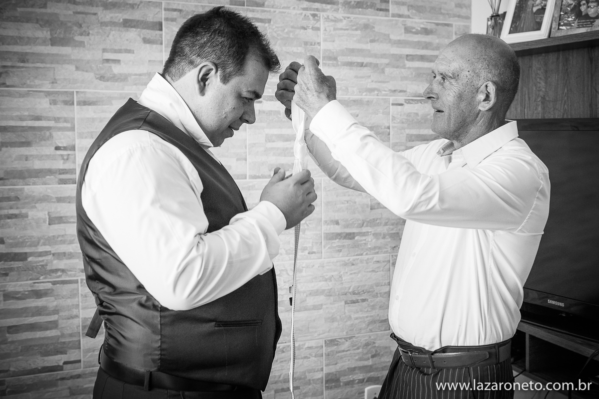 noivo se arrumando para casamento em Itatinga ao lado de Botucatu