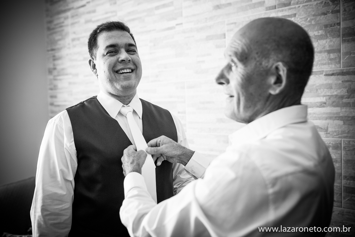Noivo se arruma para fotografo de casamento em Botucatu