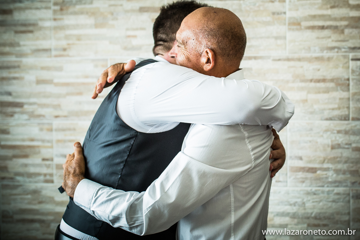 Noivo abraça pai em making off e fotografo de casamento registra