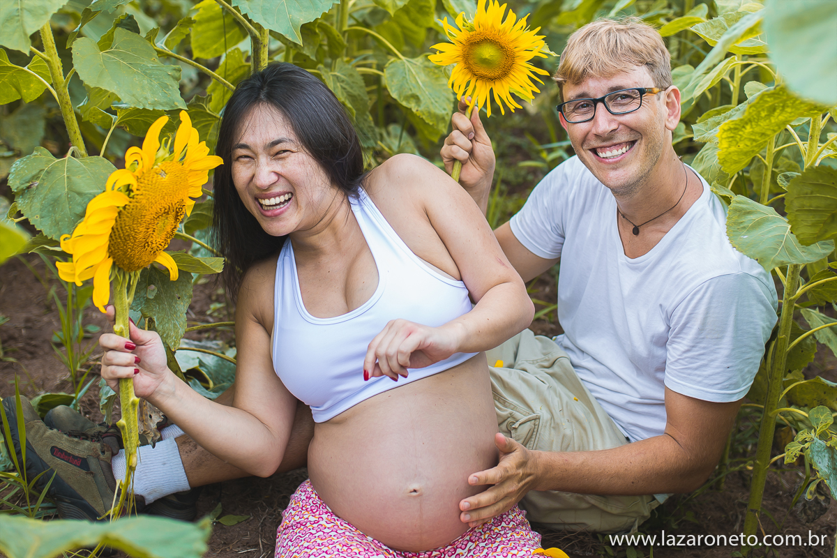 Ensaio gestante lindo em plantação de girassol em Avaré, itatinga, botucatu