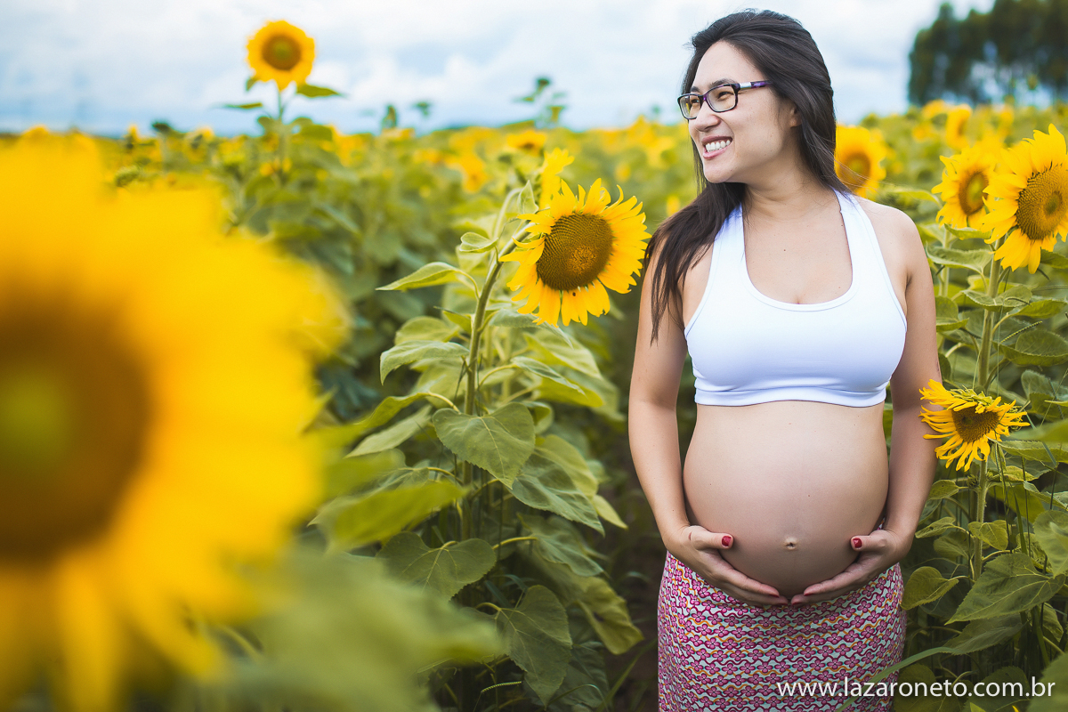 ensaio lindo de fotos em plantação de Girassol