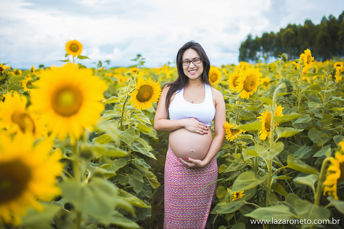 gravida linda faz fotos em plantação de girassol em Itatinga, Botucatu