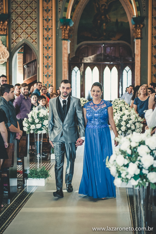 noivo entra para Casamento na Igreja  Matriz Avaré