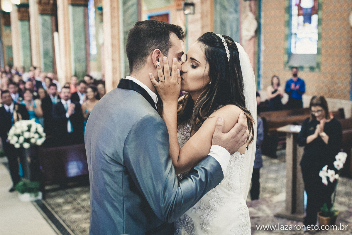 Na Igreja Matriz Noivos se beijam em Casamento em Avaré
