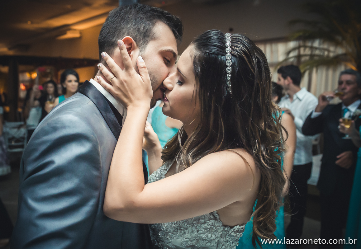 noivos se beijam em Casamento em Avaré