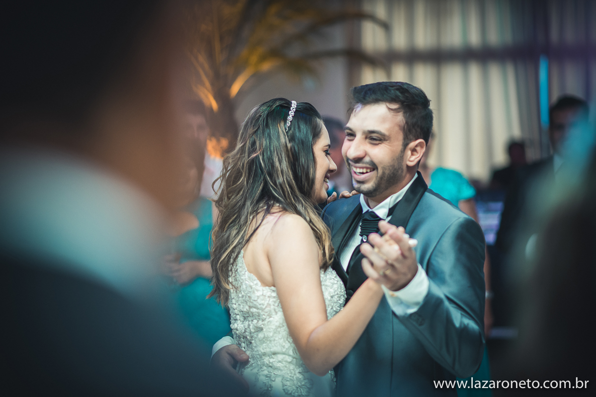 Noivos lindos realizam casamento na Matriz de Avaré