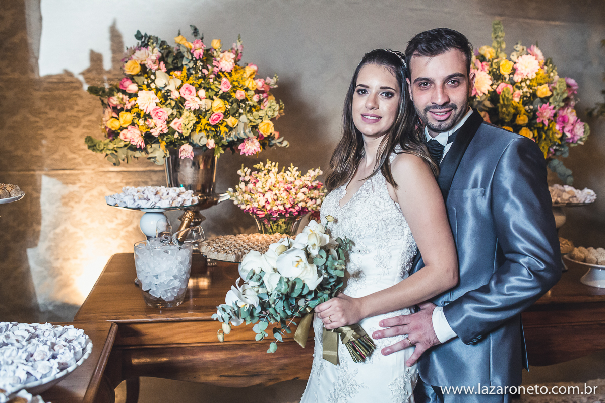 na cidade de Avaré noivos fazem fotos no bolo