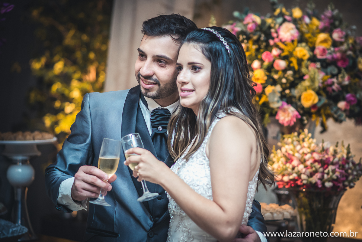 noivos posam na mesa do bolo em Casamento em Avaré