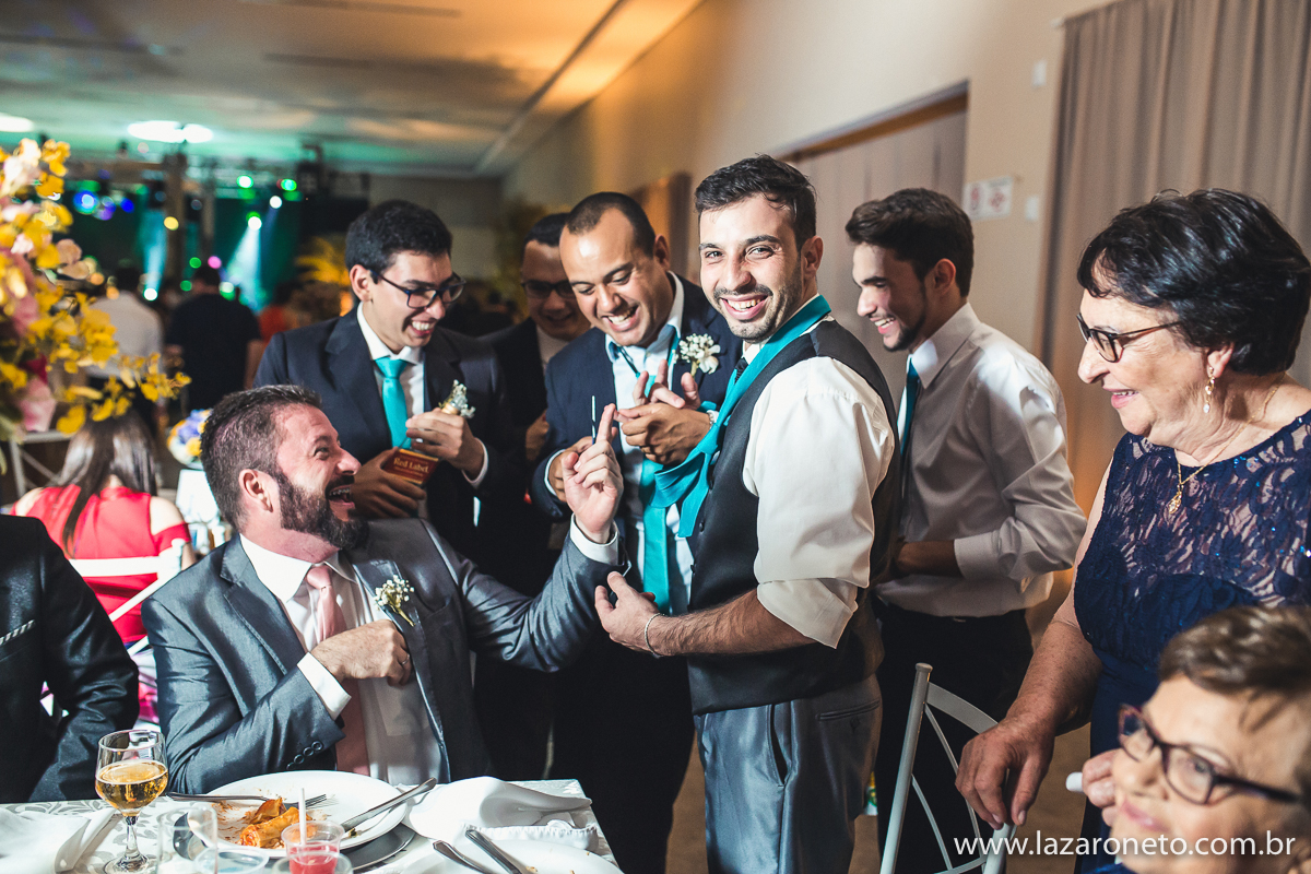 noivo brinca na gravata em casamento na cidade de avaré