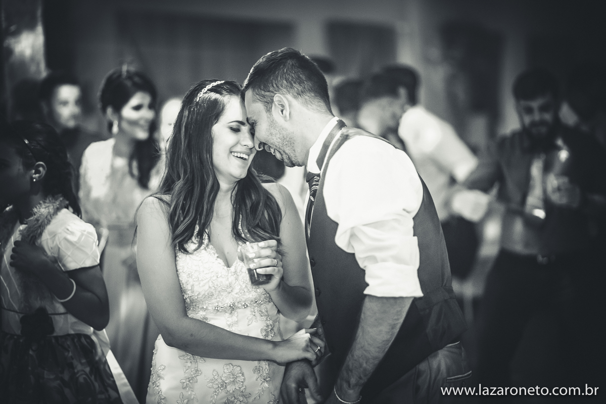 Noivos apaixonados na festa do Casamento em Avaré