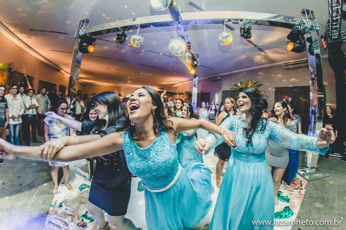 noiva joga o buquê em casamento em Avaré