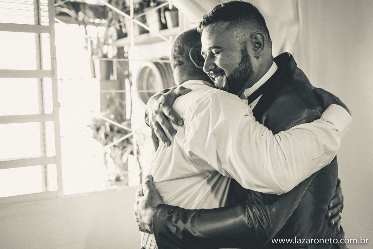 noivo emocionado em casamento em Itatinga
