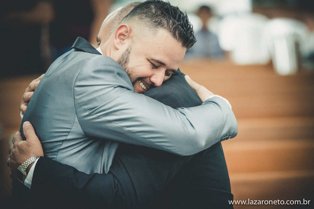 noivo abraça para em casamento em Itatinga