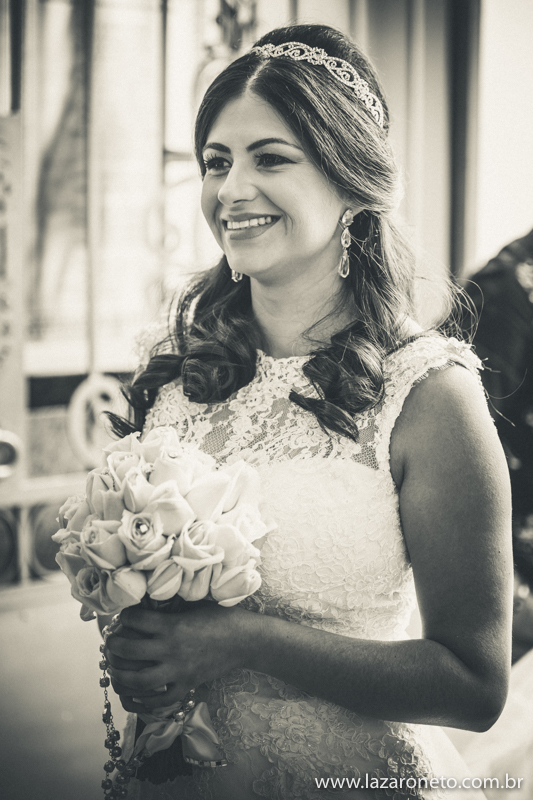 noiva entrando e fotografo de casamento em Itatinga registra