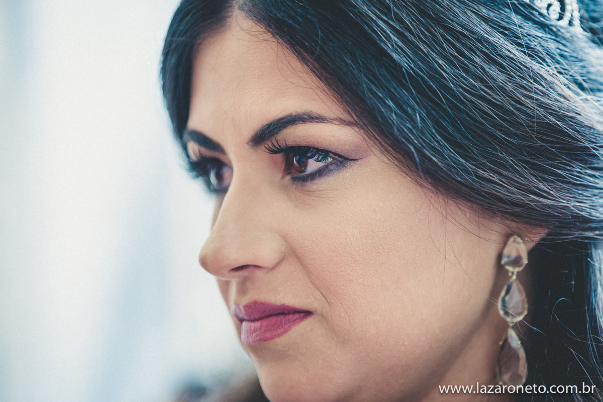 noiva emocionada e fotografo de casamento registra