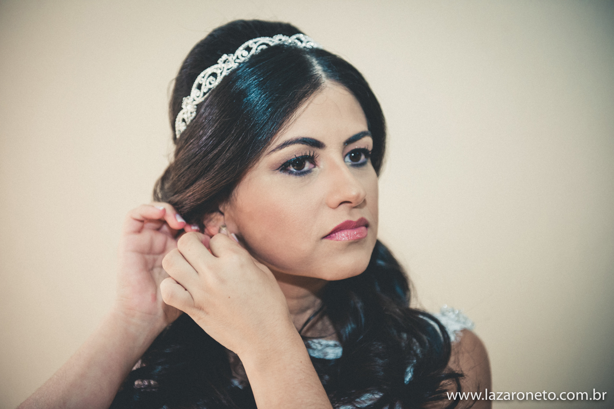 noiva colocando brinco em making off em itatinga