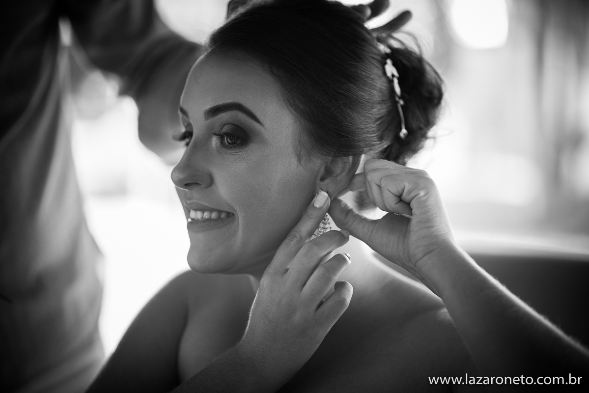 Noiva poem brinco em Making off em Itatinga, Botucatu