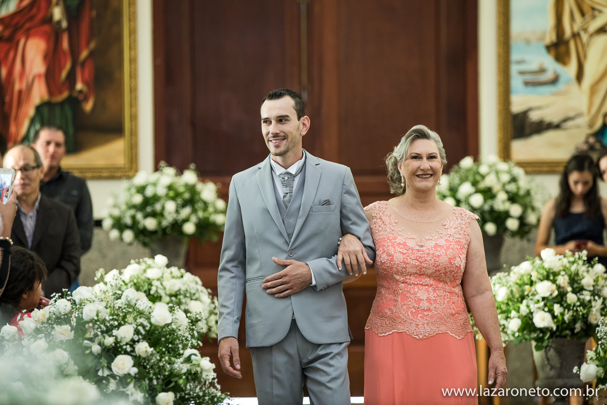entrada linda de noivo em casamento em Itatinga