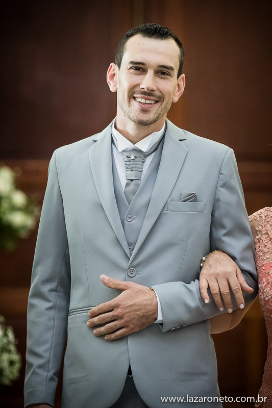 noivo se emociona em entrada de casamento em Itatinga