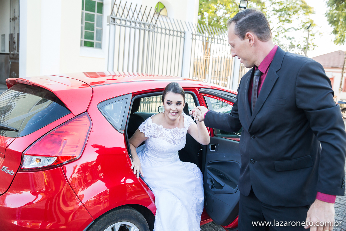 noiva desce do carro para se casar em Botucatu