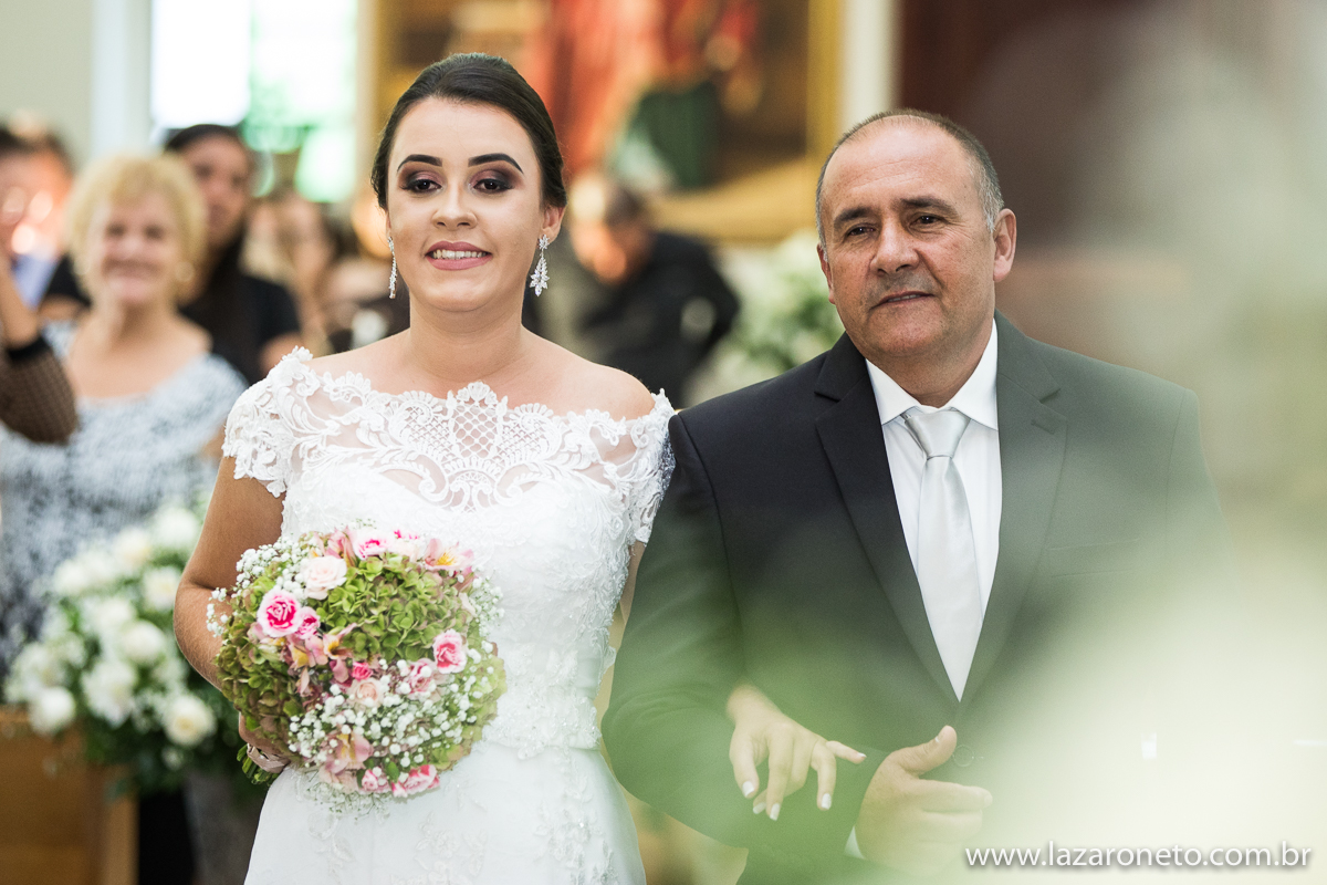 noiva entra radiante em casamento em Botucatu