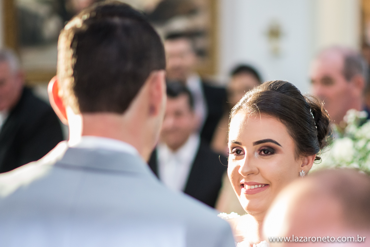 noiva emocionada em Casamento em Itatinga